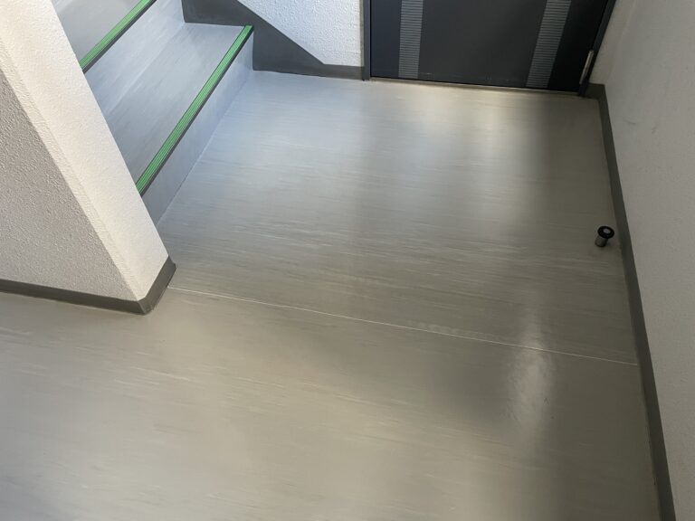 札幌市西区のアパートで床剥離作業を行いました