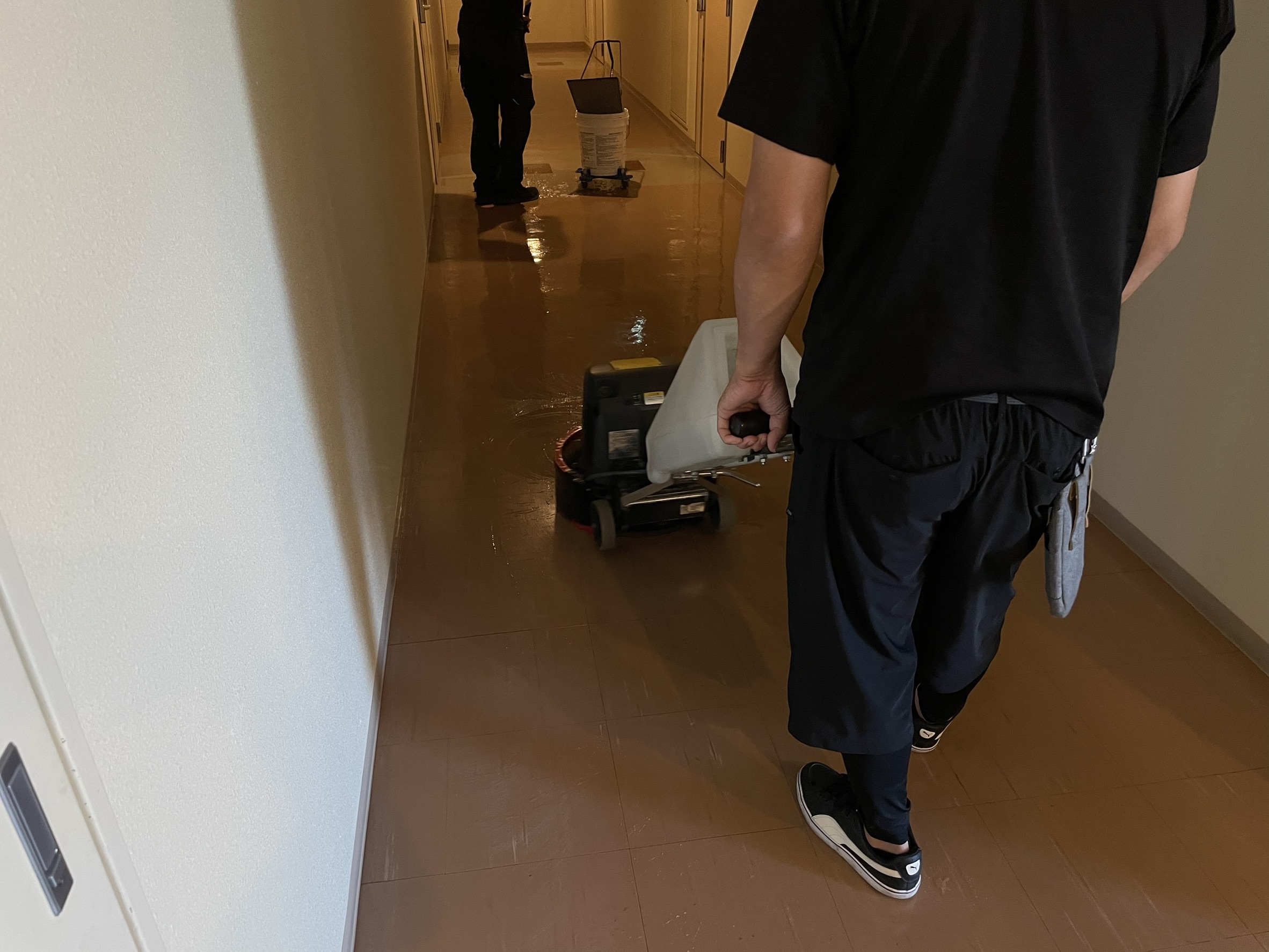 マンション共用部の床洗浄・ワックス塗布を実施しました！